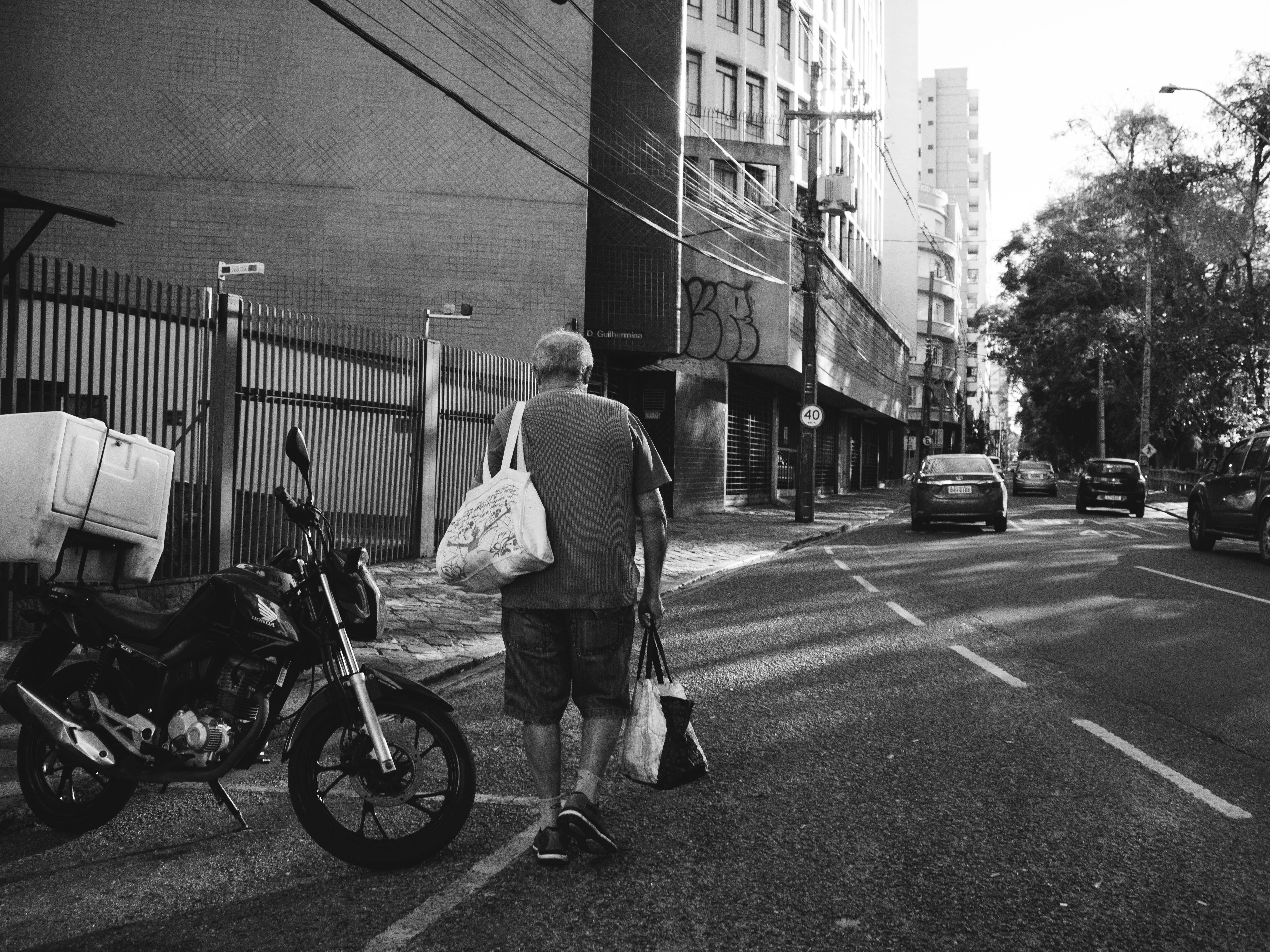 A man carrying groceries | Source: Pexels