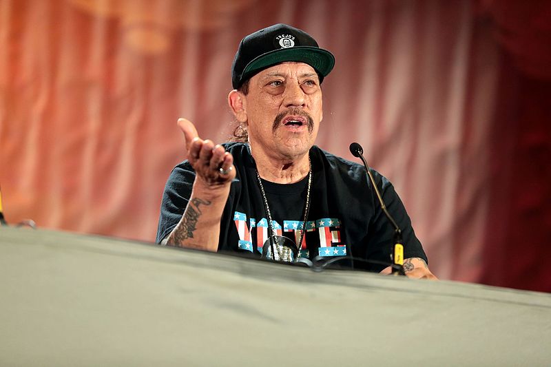 Danny Trejo speaking at the 2017 Phoenix Comicon. | Source: Wikimedia Commons