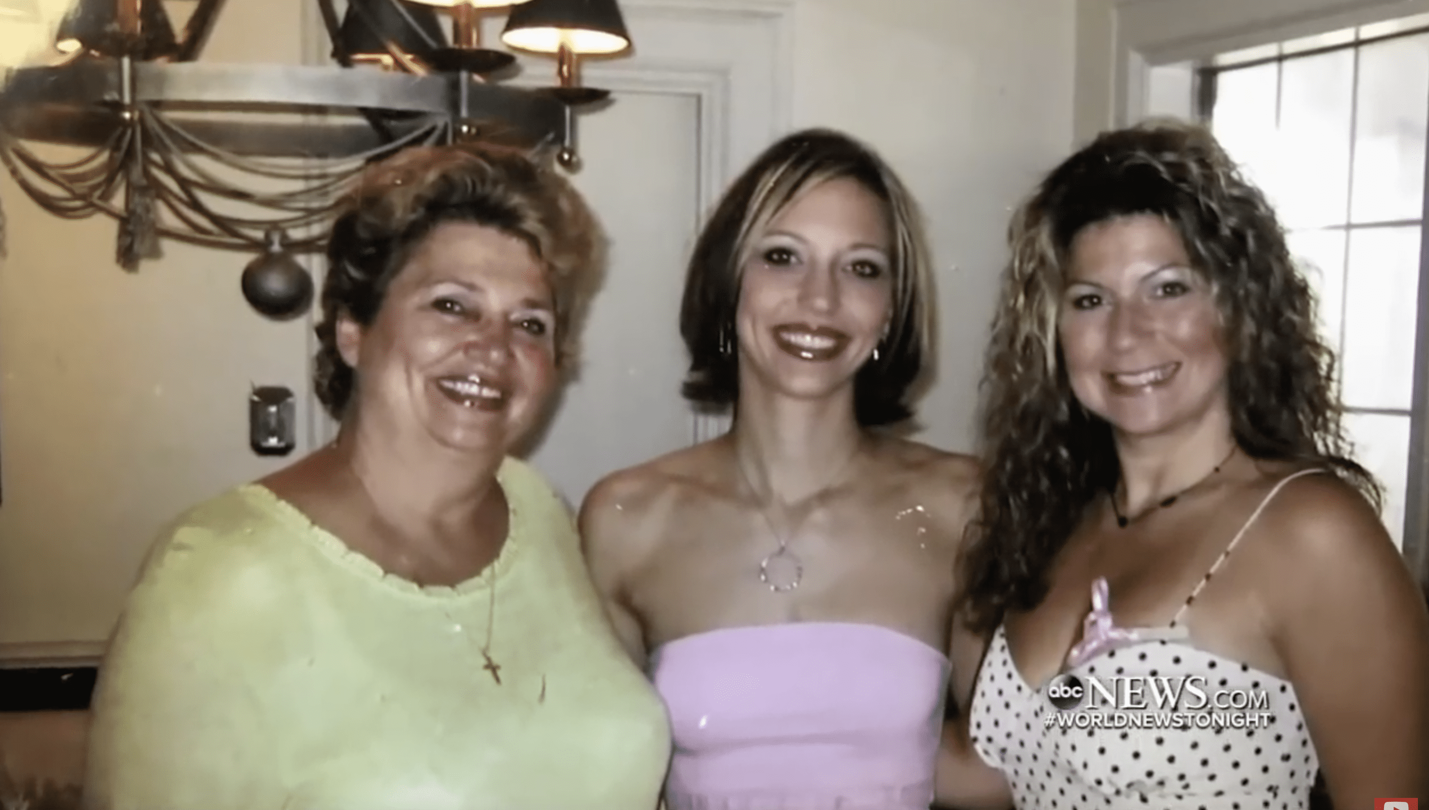 Donna Pavey with her other two daughters. | Photo: YouTube.com/ABC News