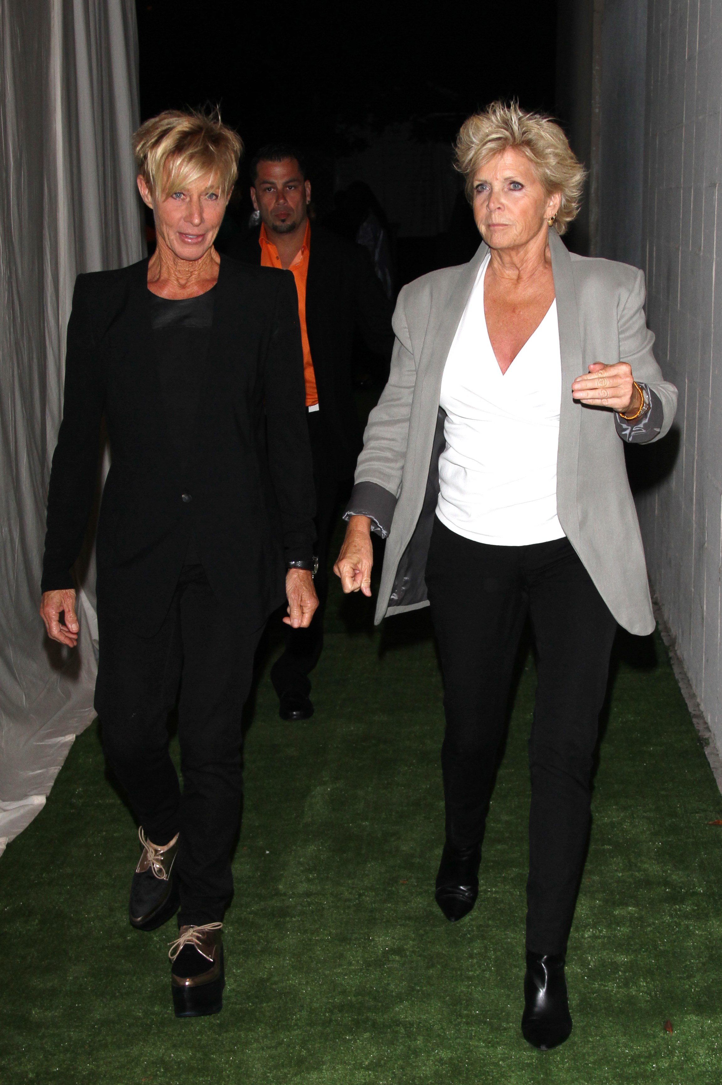 Nancy Locke and Meredith Baxter walking on August 10, 2013 in Los Angeles, California. | Source: Getty Images