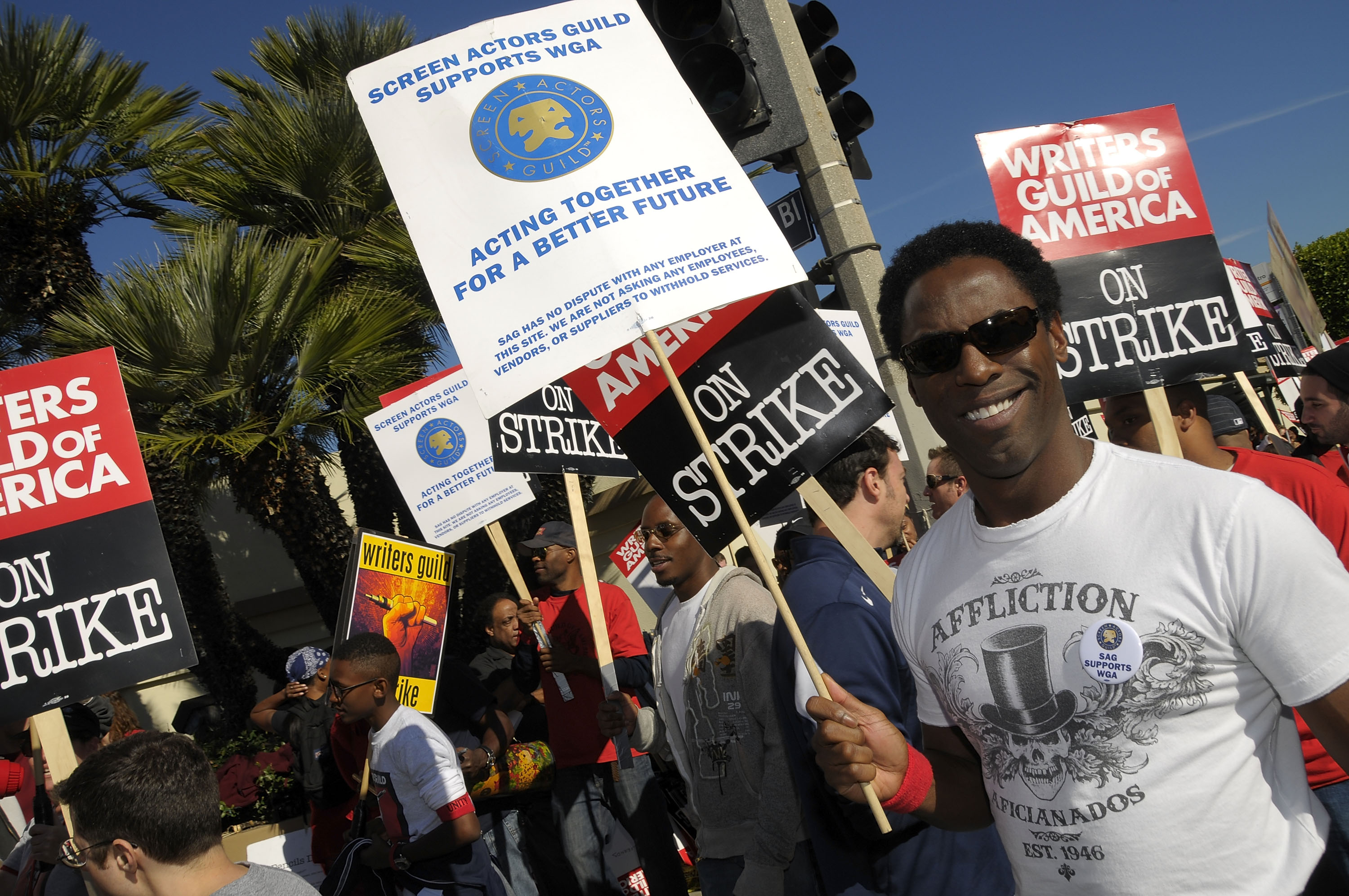 Isaiah Washington speaks at the Writers Guild of America's Diversity Day strike rally at Paramount Pictures studio on December 12, 2007, in Los Angeles, California | Source: Getty Images