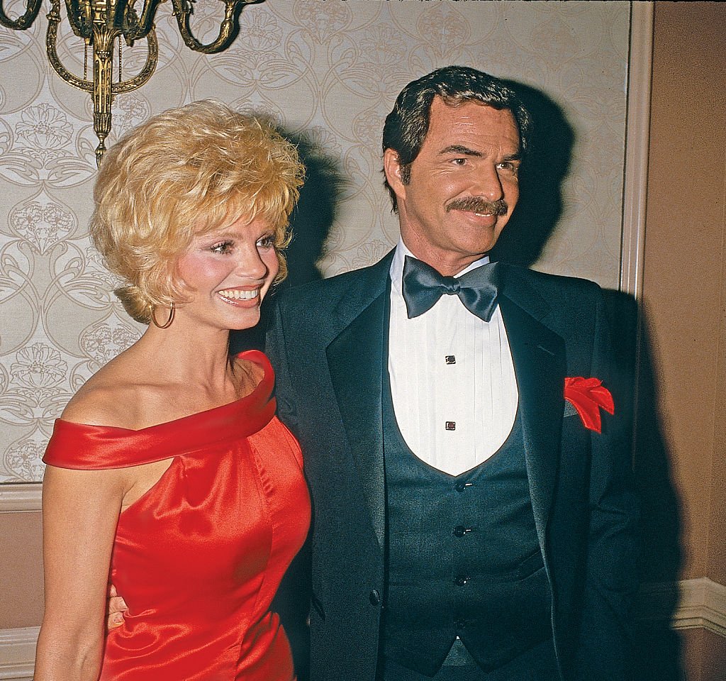 Una imagen sin fecha de Loni Anderson y el actor Burt Reynolds llegando a los premios Golden Eagle | Foto: Getty Images