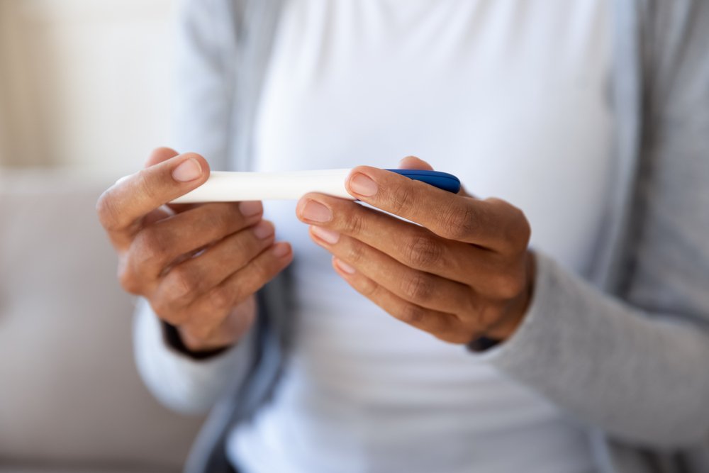 Mujer sosteniendo una prueba de embarazo. | Foto: Shutterstock