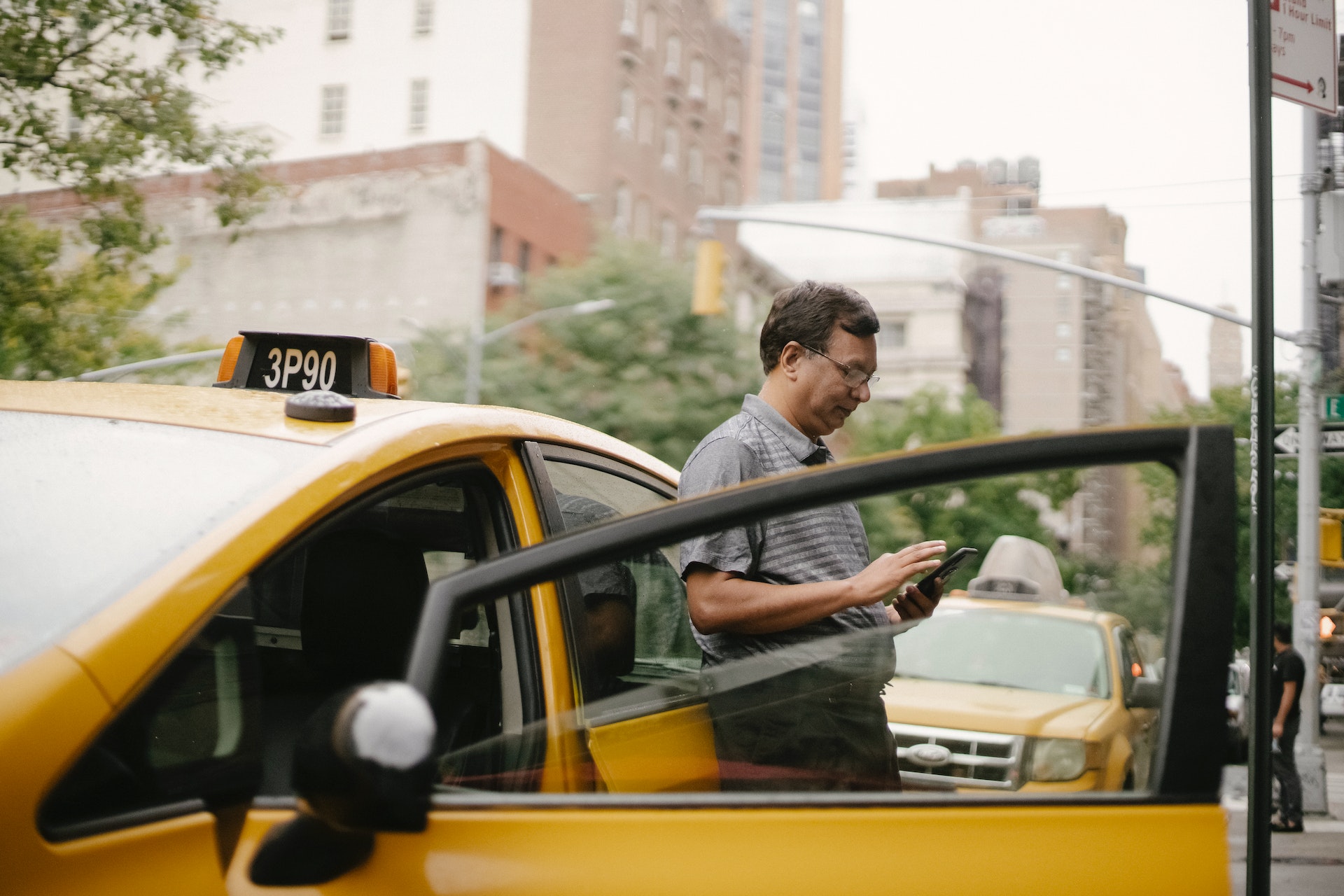 A man leaning against a taxi | Source: Pexels