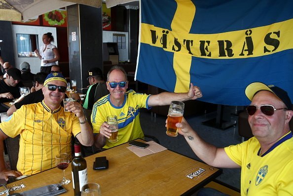 Supporters of the Swedish men's national football team drinking beer in a pub | Photo: Getty Images