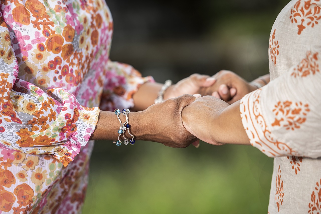 Two women holding hands | Source: Pixabay