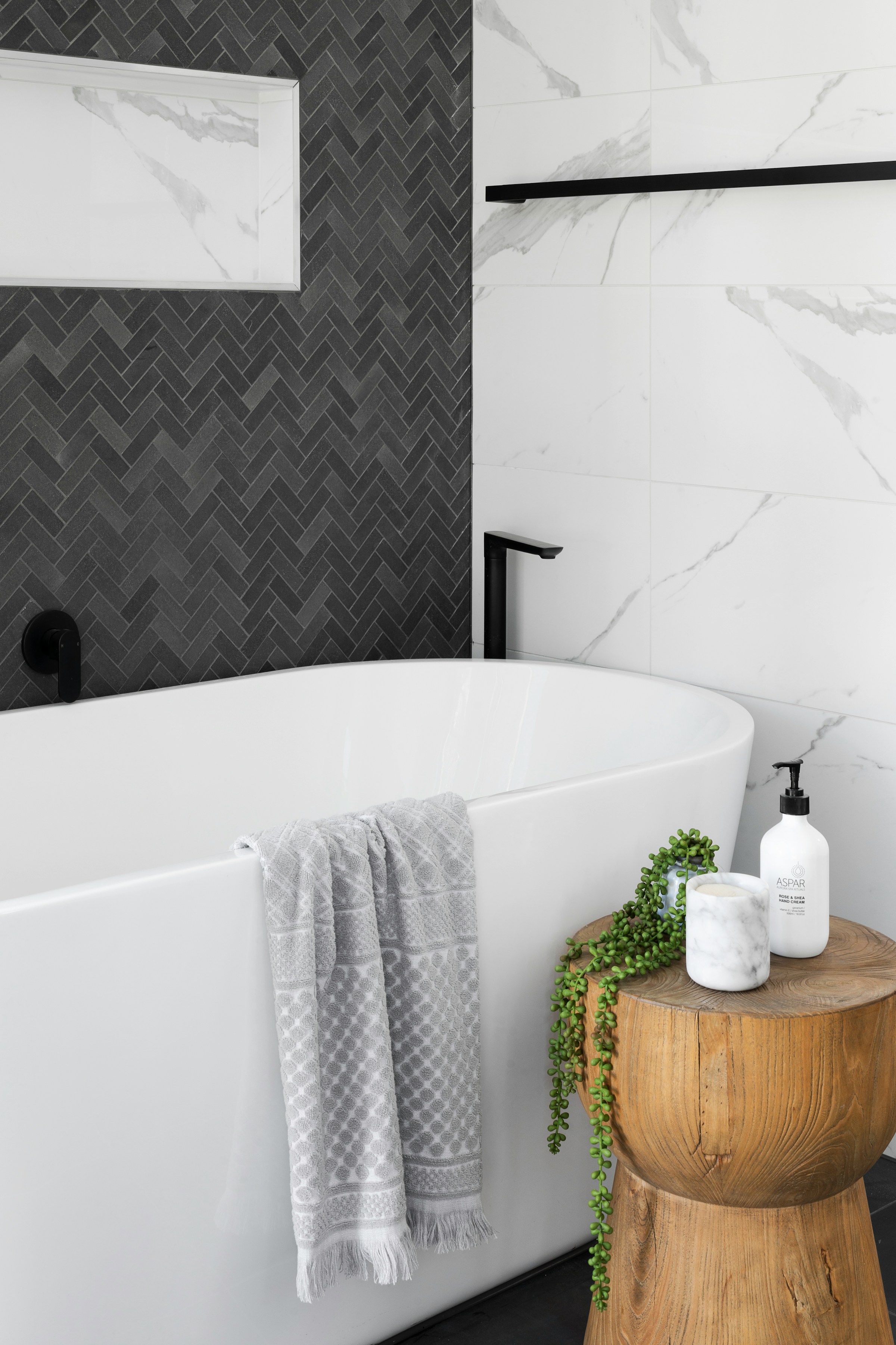 A white ceramic bathtub | Source: Unsplash