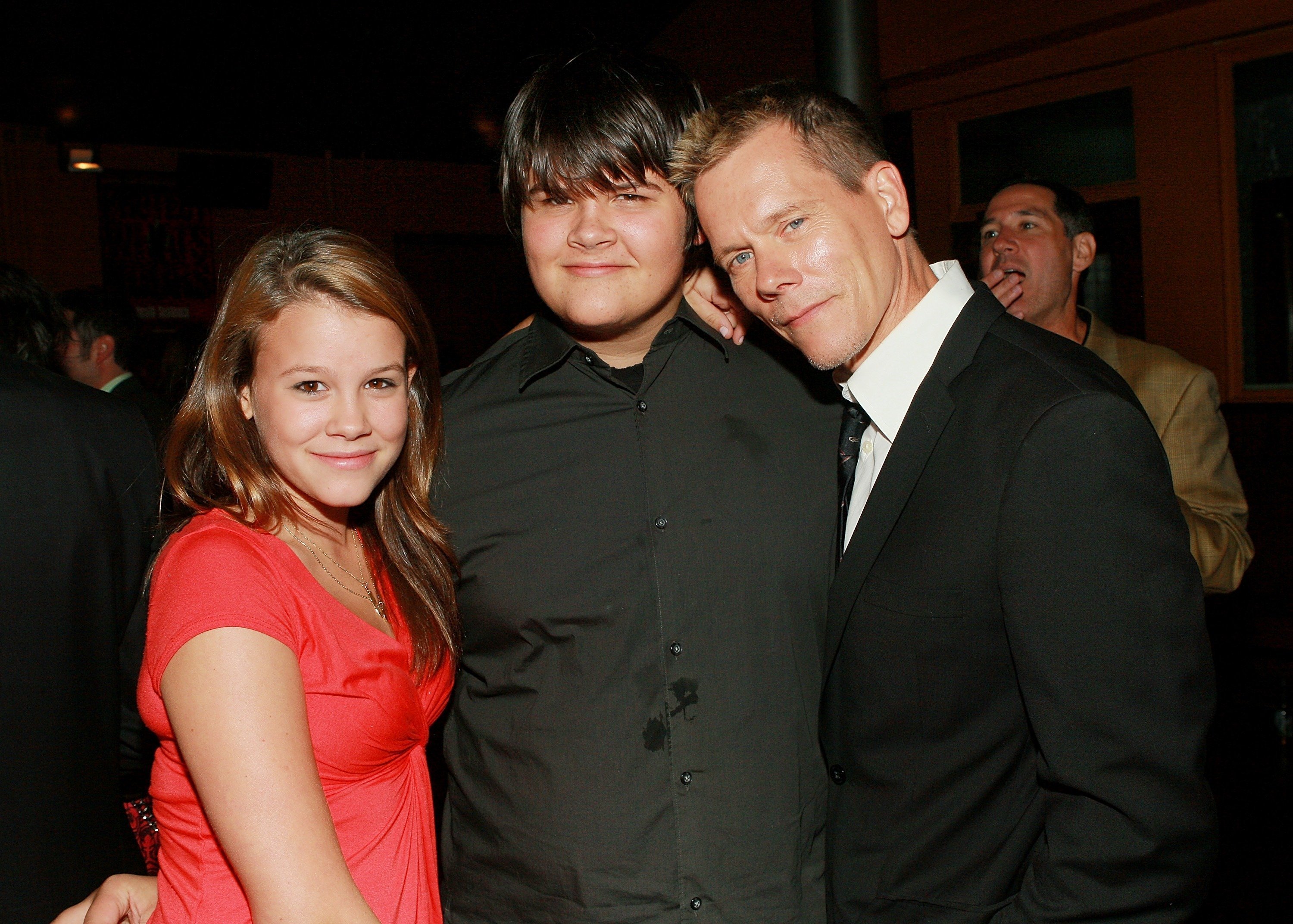 Kevin Bacon zusammen mit seinen 2 Kindern | Quelle: Getty Images