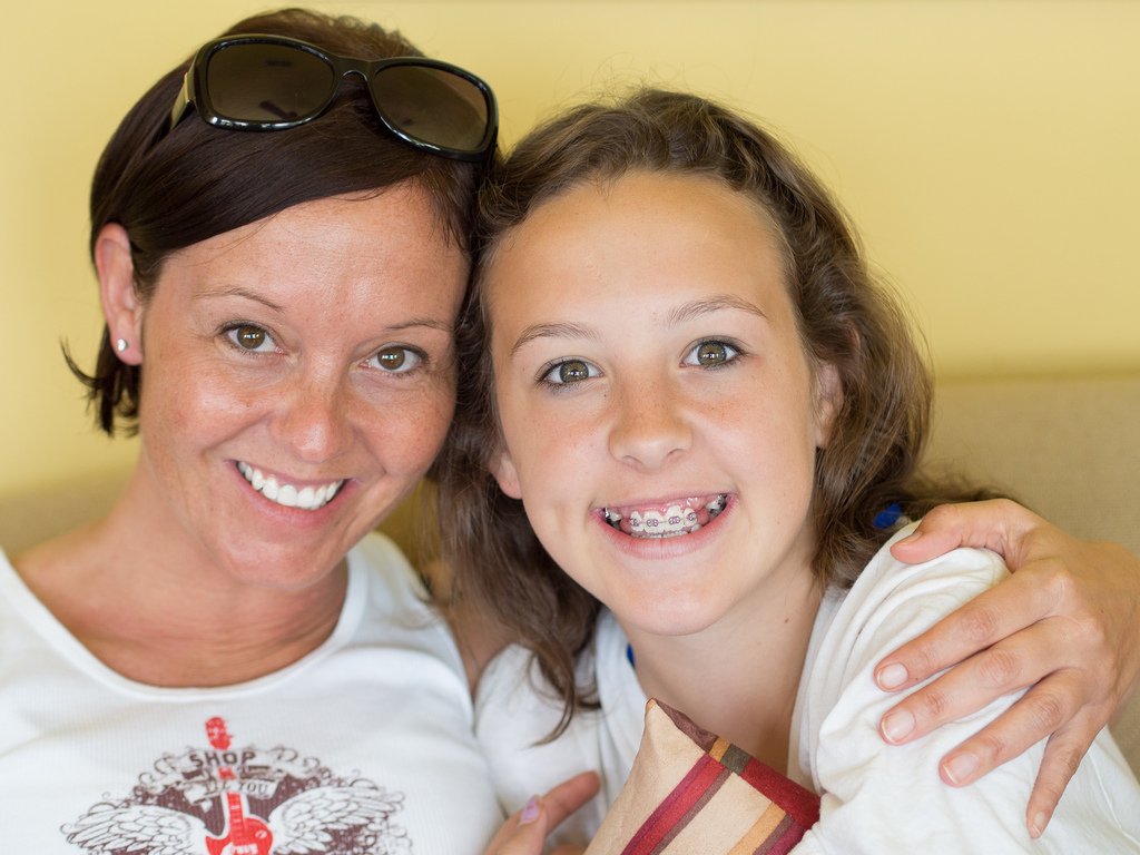 Madre e hija abrazadas. | Imagen: Flickr