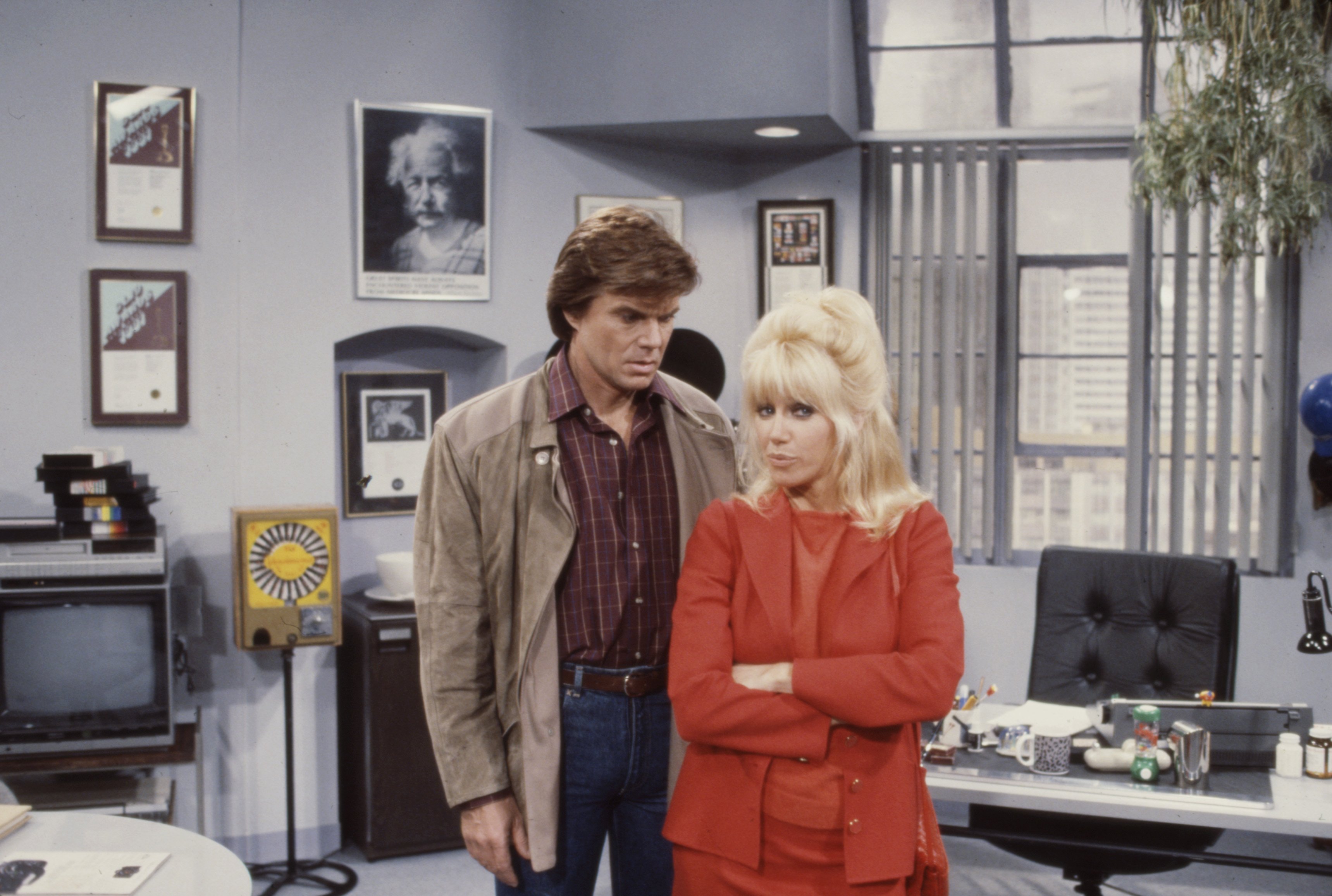 Actor John Davidson and actress Suzanne Somers appearing in the ABC TV show "Goodbye Charlie," on June 4, 1985 ┃Source: Getty Images