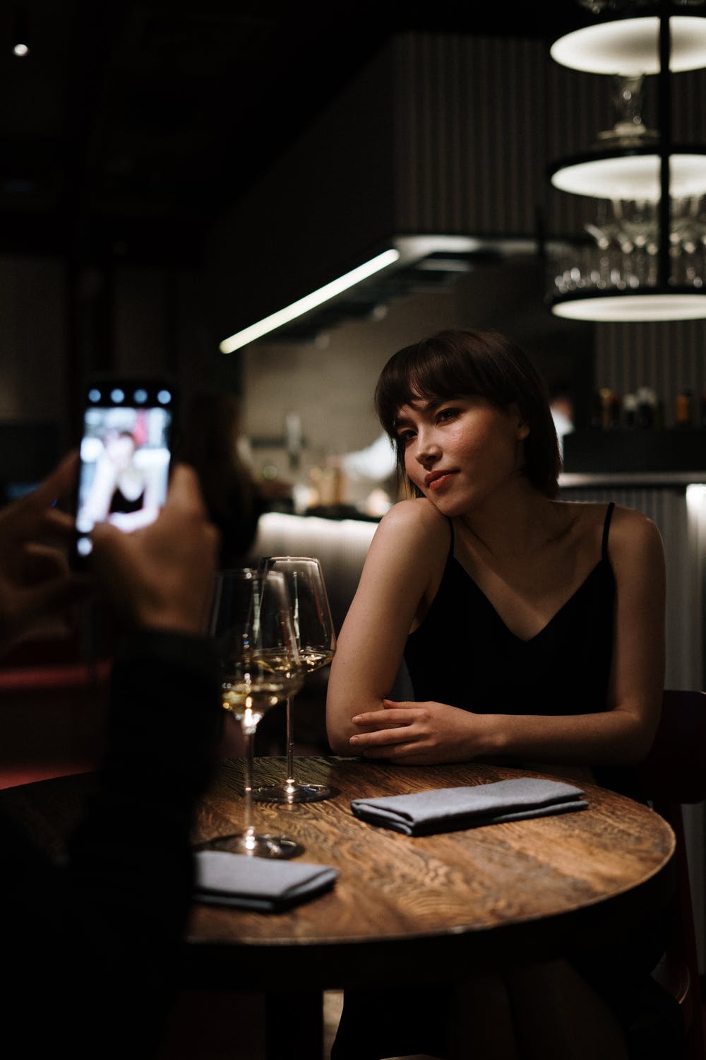 Girl in a bar | Source: Pexels