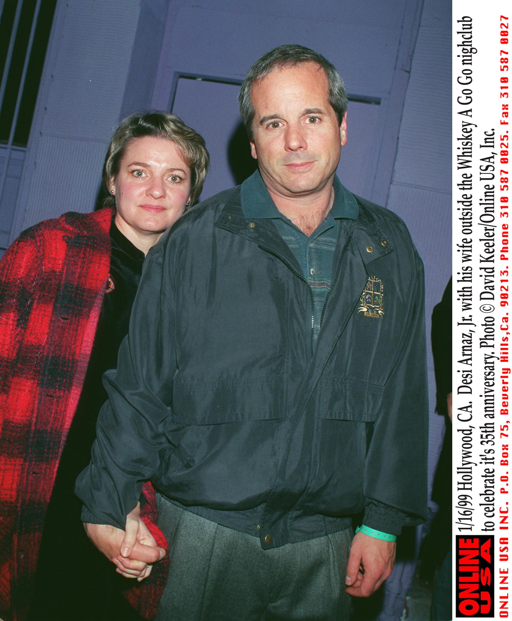 Desi Arnaz Jr. and Amy Arnaz outside Whisky A Go Go in Hollywood, California on January 16, 1999 | Source: Getty Images