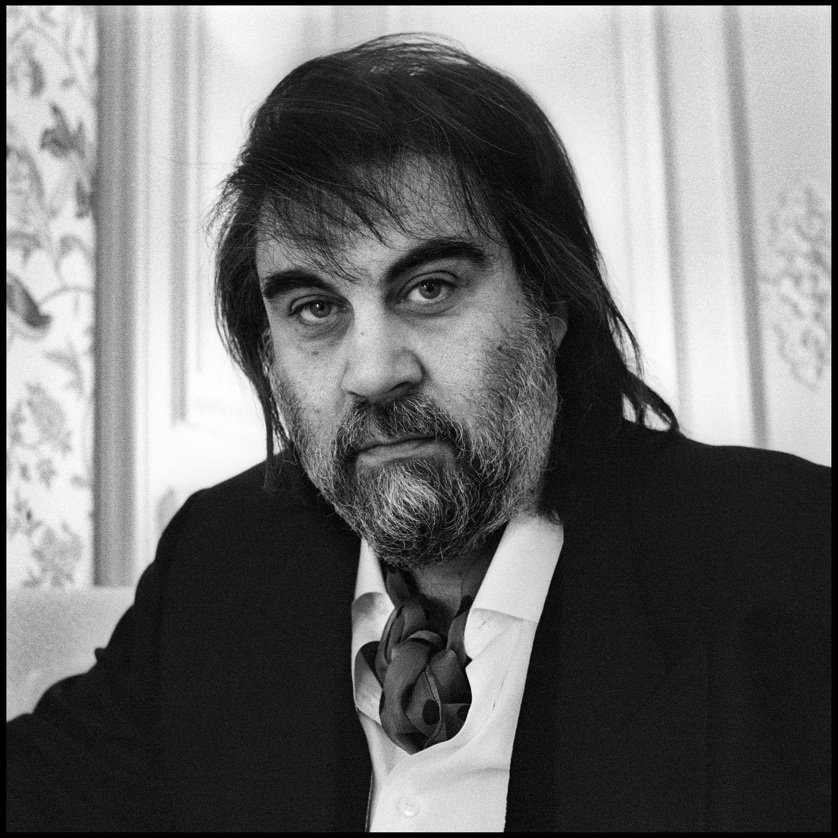 Greek composer and keyboard player Vangelis poses at his apartment in Paris, 9th June 1991 | Source: Getty Images