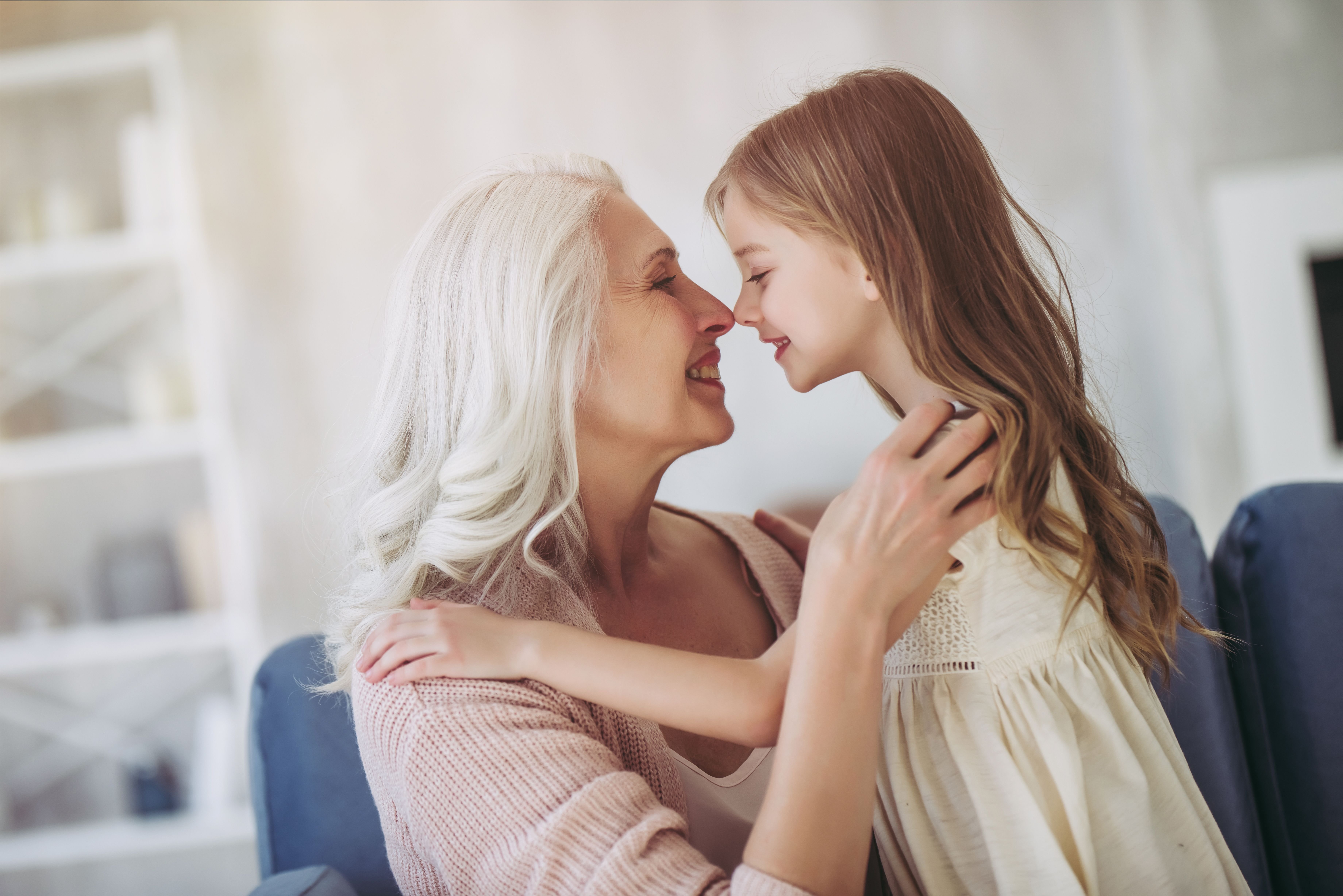 Une grand-mère souriant à sa petite-fille. l Source : Shuttestock