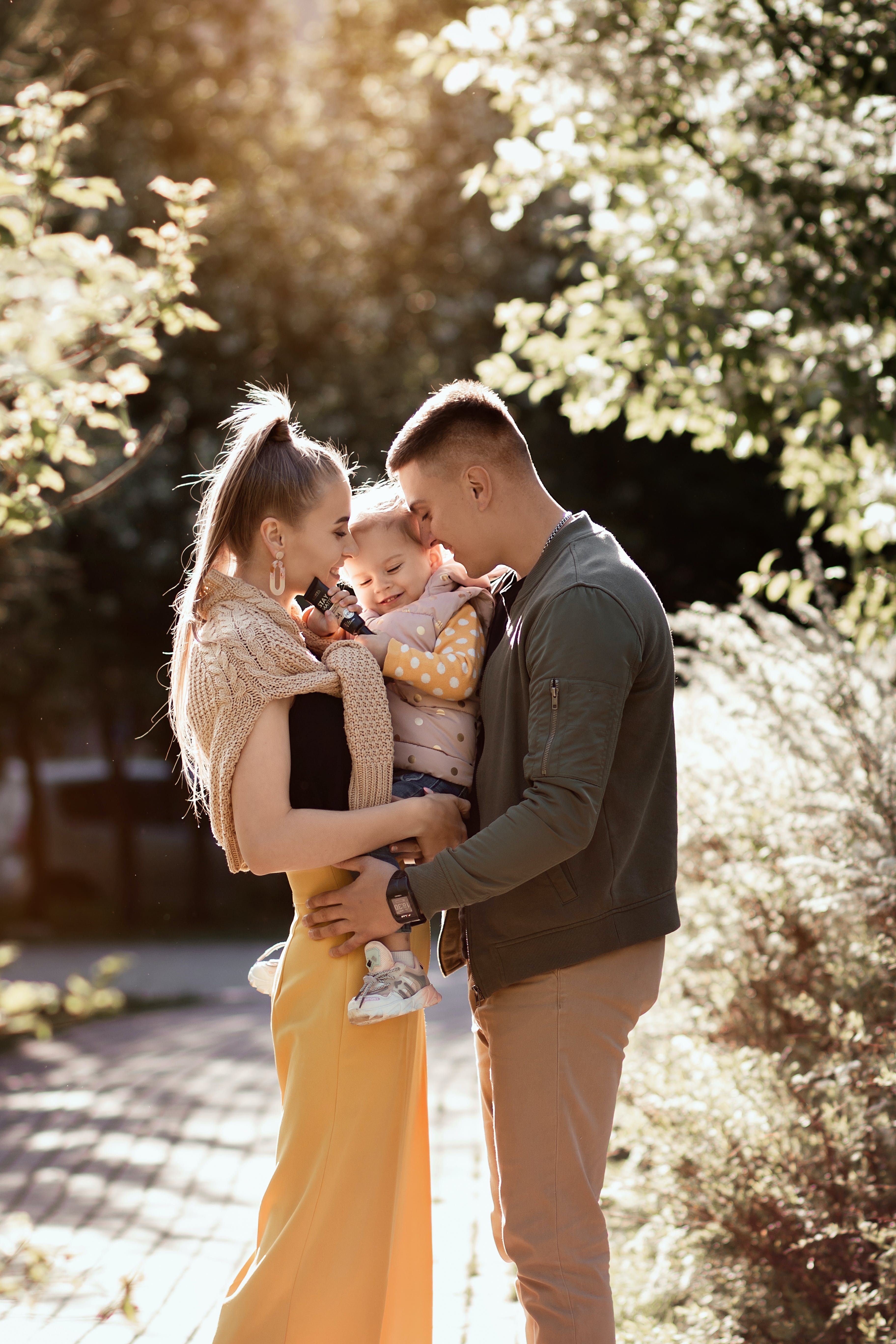 A couple holding their daughter. | Source: Pexels
