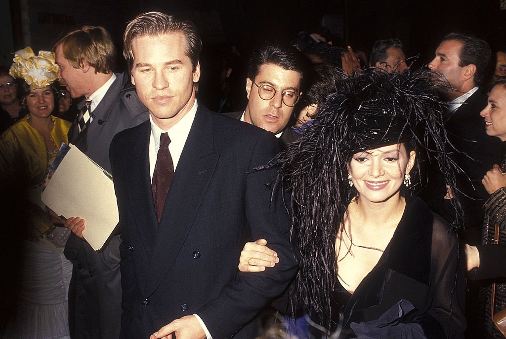 Actor Val Kilmer and actress Joanne Whalley attend the Screening of the CBS Miniseries "Scarlett" on November 3, 1994 at Alice Tully Hall, Lincoln Center in New York City. | Source: Getty Images