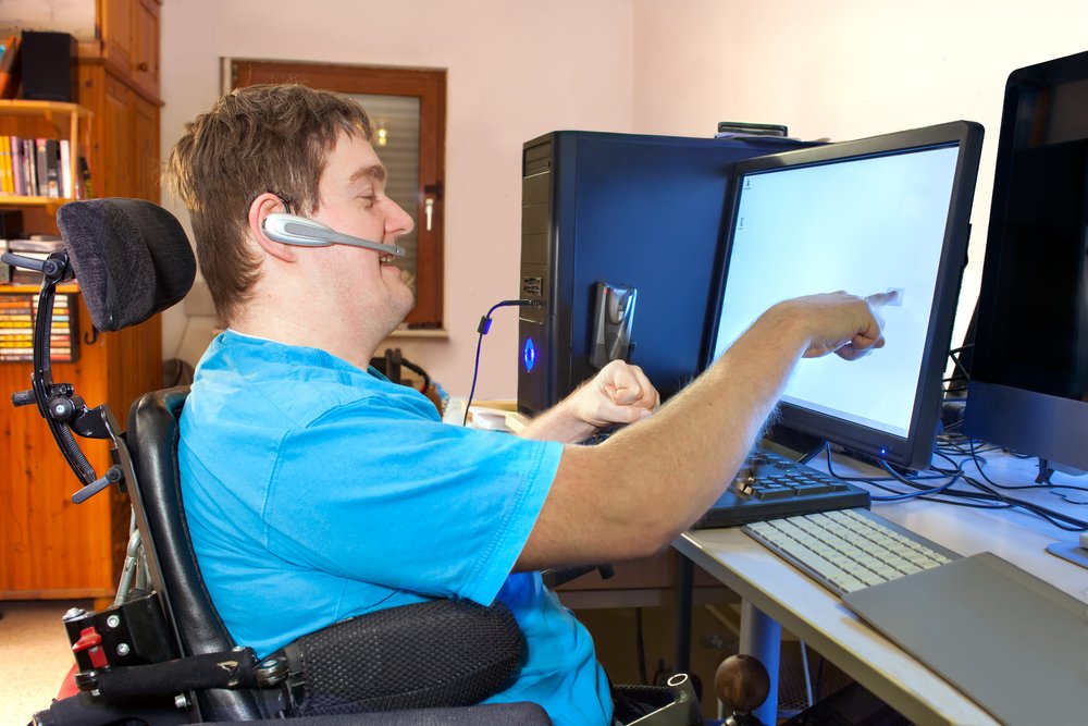 Joven con parálisis cerebral sentado en una silla de ruedas multifuncional. | Foto: Shutterstock