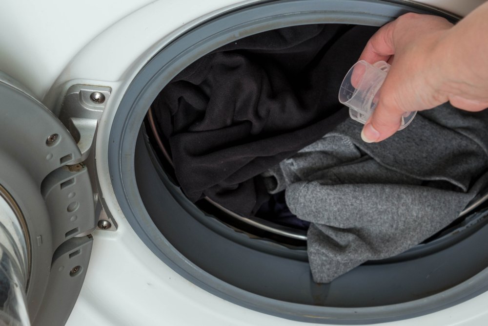 Clasificar ropa antes de lavar. | Foto: Shutterstock.