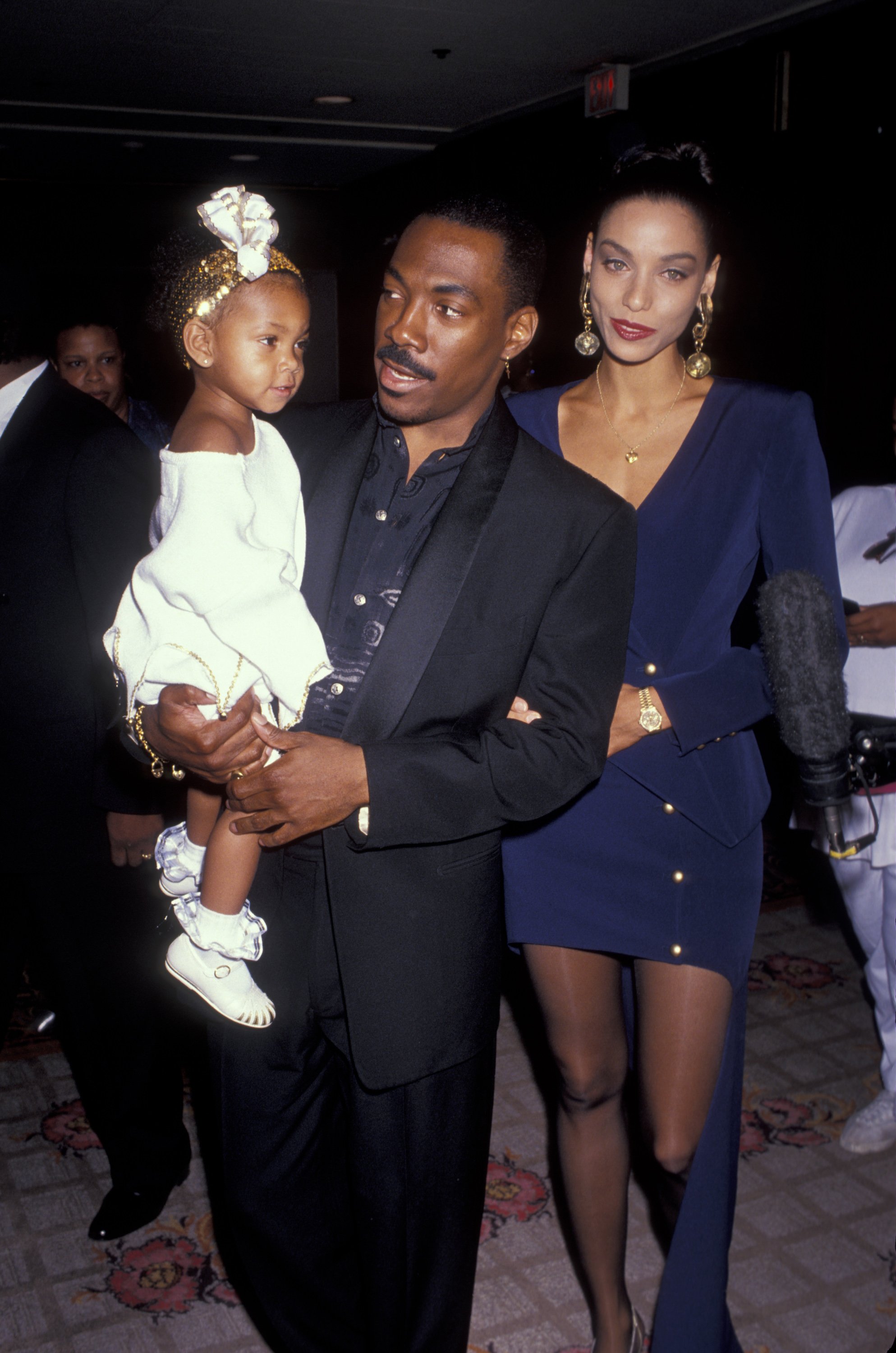 Eddie Murphy, su hija Bria Murphy y su esposa Nicole Mitchell en el NAACP Salute del actor, el 19 de julio de 1991. | Foto: Getty Images