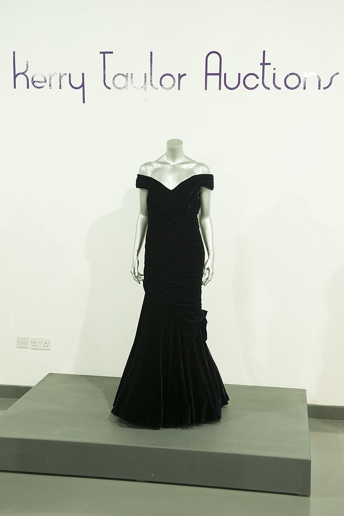 Vestido de Victor Edelstein usado por la Princesa Diana cuando bailó con John Travolta en noviembre de 1985. | Foto: Getty Images