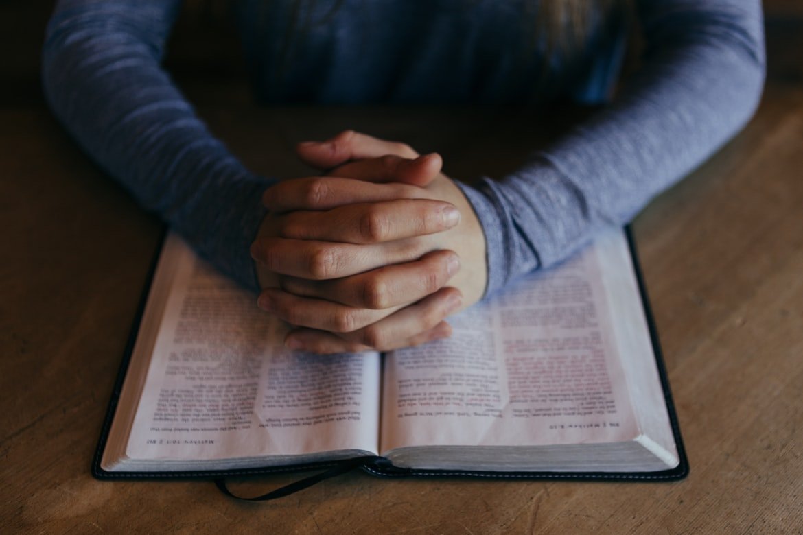 There was a boy praying next to her | Source: Unsplash