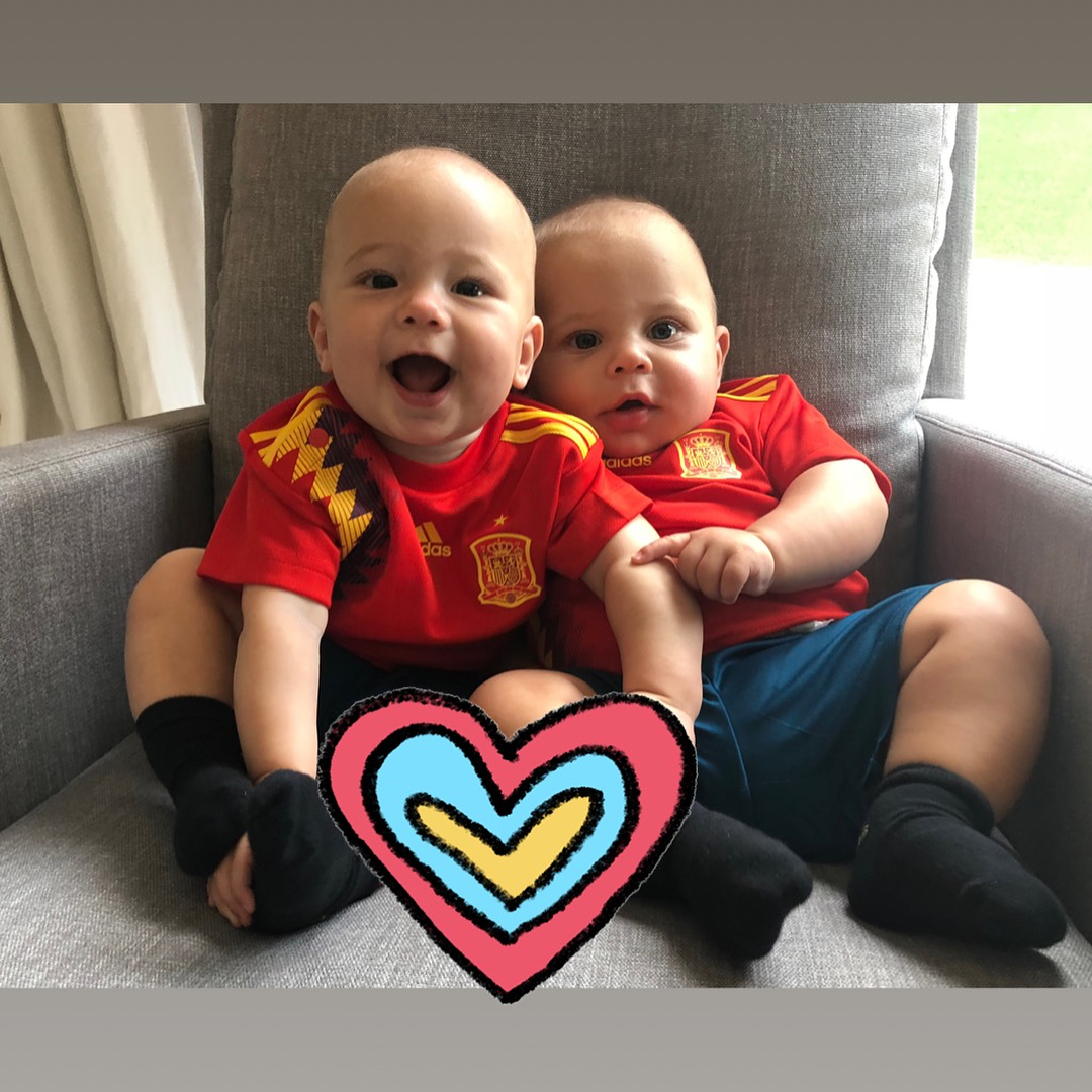Nicholas and Lucy Iglesias wearing the Spanish soccer team's uniform, from a post dated July 1, 2018 | Source: Instagram/annakournikova