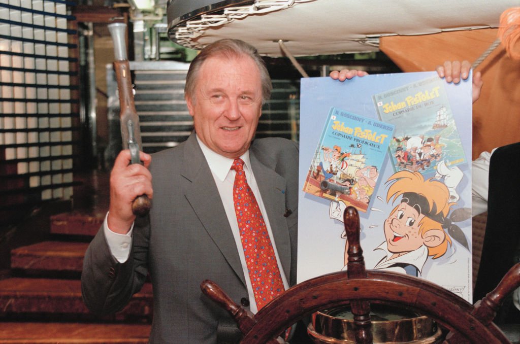 Albert Uderzo présente une nouvelle bande dessinée intitulée "Jehan Pistolet, Corsaire du Roi", Paris, 22 septembre 1998. | Photo : Getty Images Albert Uderzo présente une nouvelle bande dessinée intitulée "Jehan Pistolet, Corsaire du Roi", Paris, 22 septembre 1998. | Photo : Getty Images