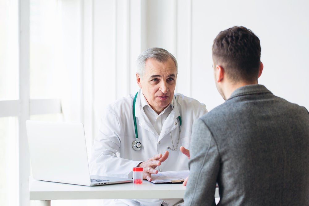 A senior doctor consults a patient. | Photo: Shutterstock