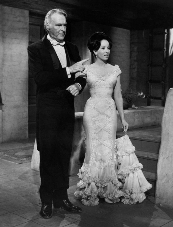 Leif Erickson and Linda Cristal from the television program "The High Chaparral," circa 1970. | Photo: NBC Television, Public domain, via Wikimedia Commons
