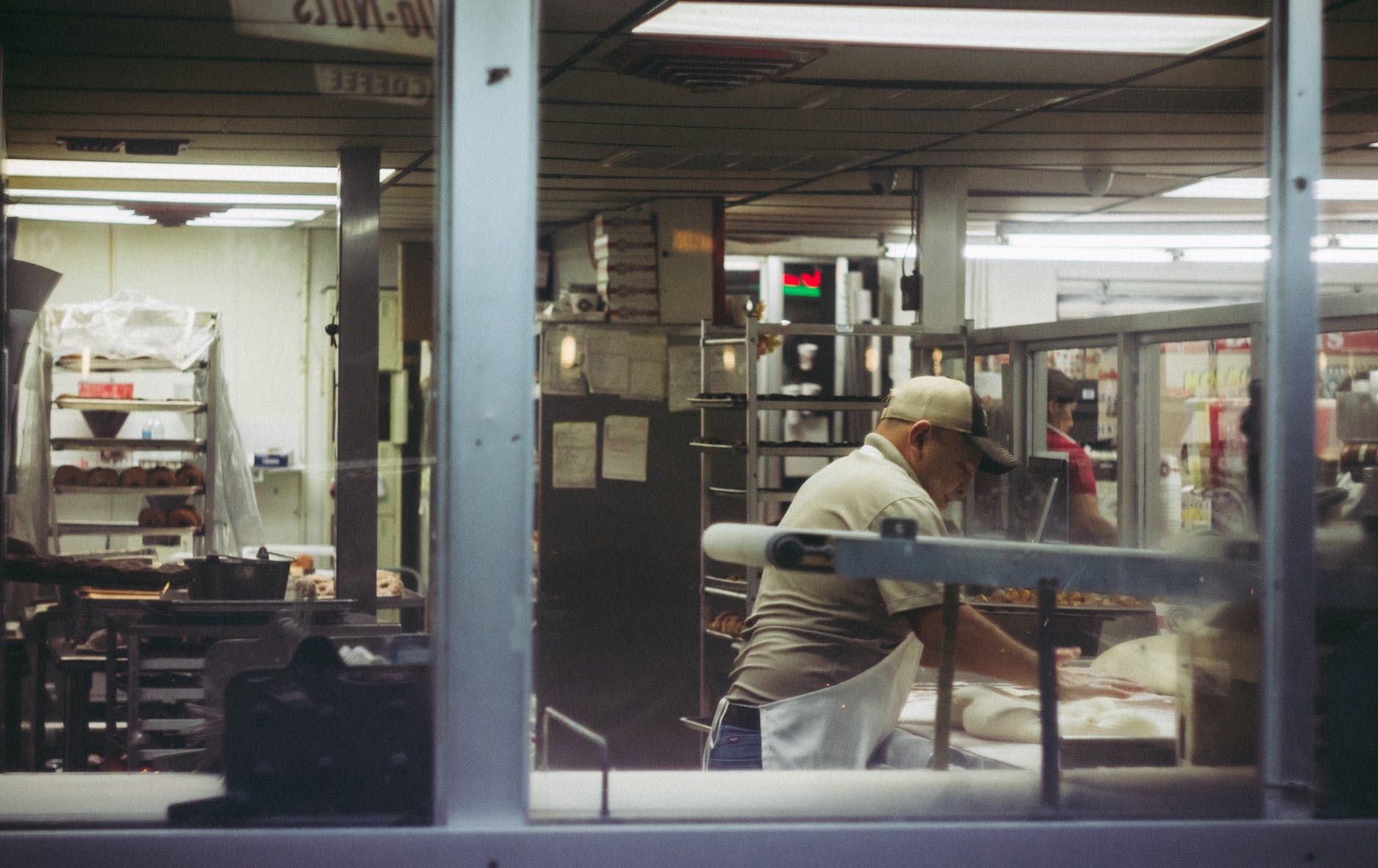 Un hombre dentro de una panadería trabajando con una masa. | Foto: Pexels