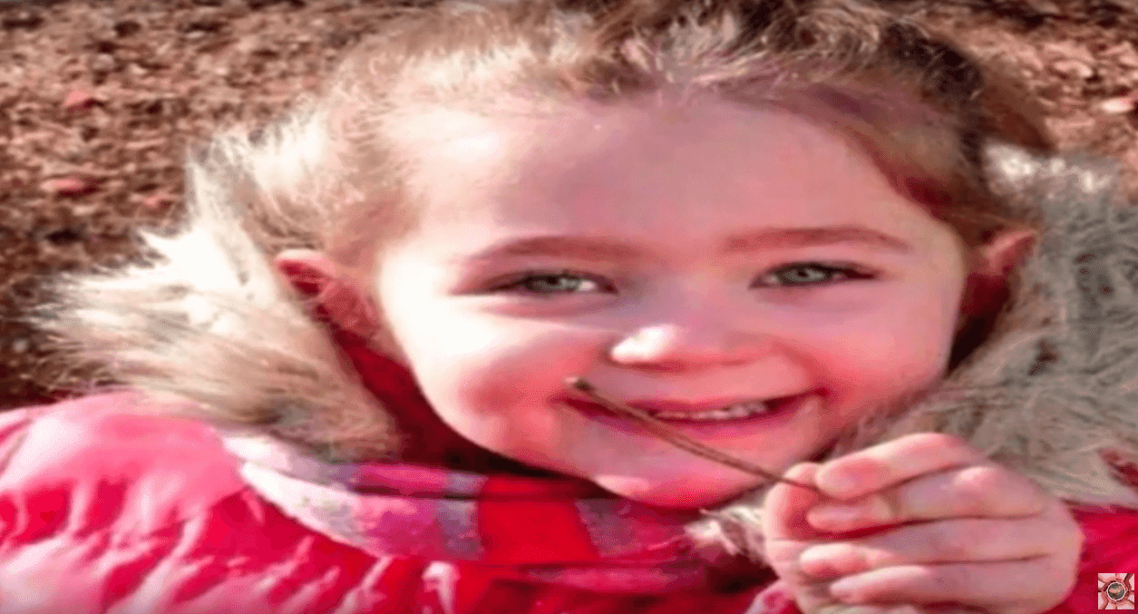 Photo de Fiona tout sourire avec une fleur en main. | Youtube/Video World