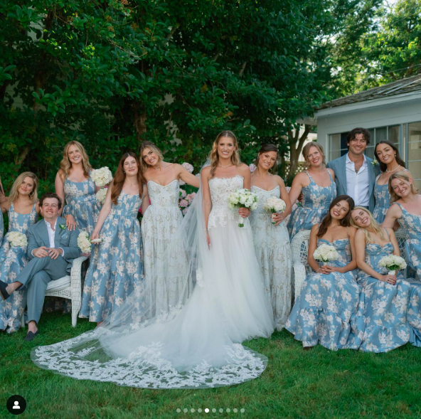 Mariah Kennedy Cuomo posing for a picture with her bridesmaids and bridesmen during her wedding, posted on July 24, 2024 | Source: Instagram/mariahkennedycuomo