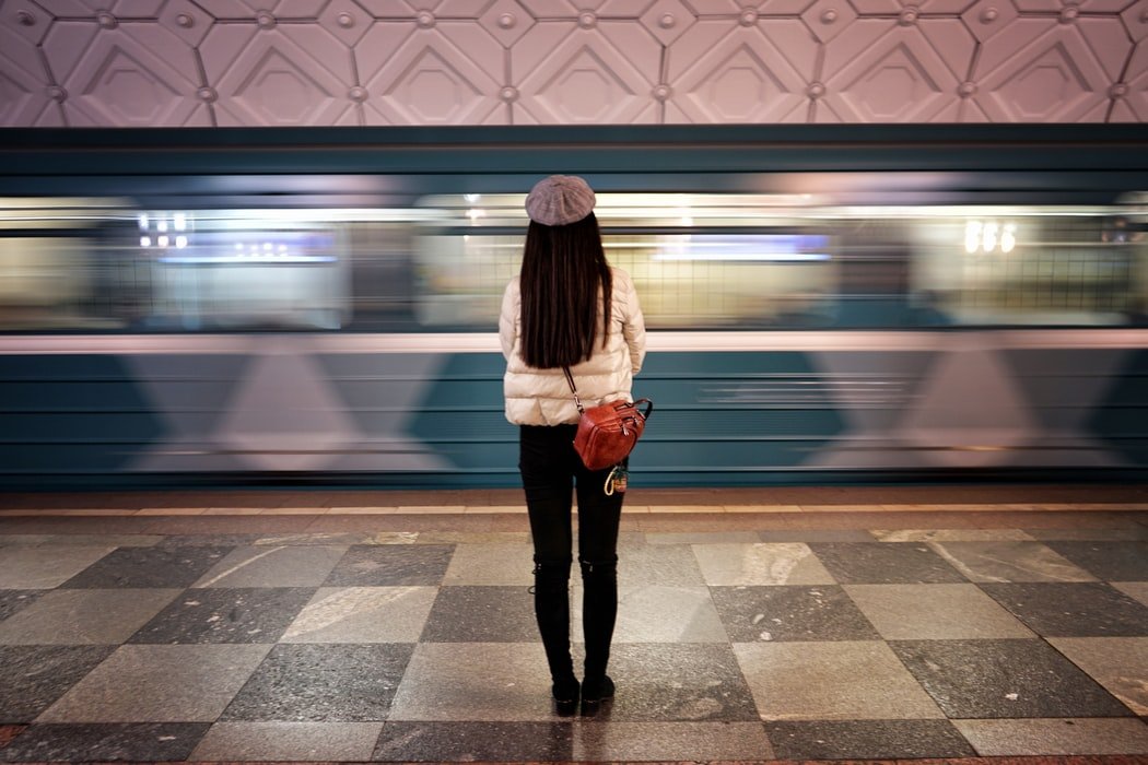 Adolescente sola en una estación de tren. | Foto: Unsplash