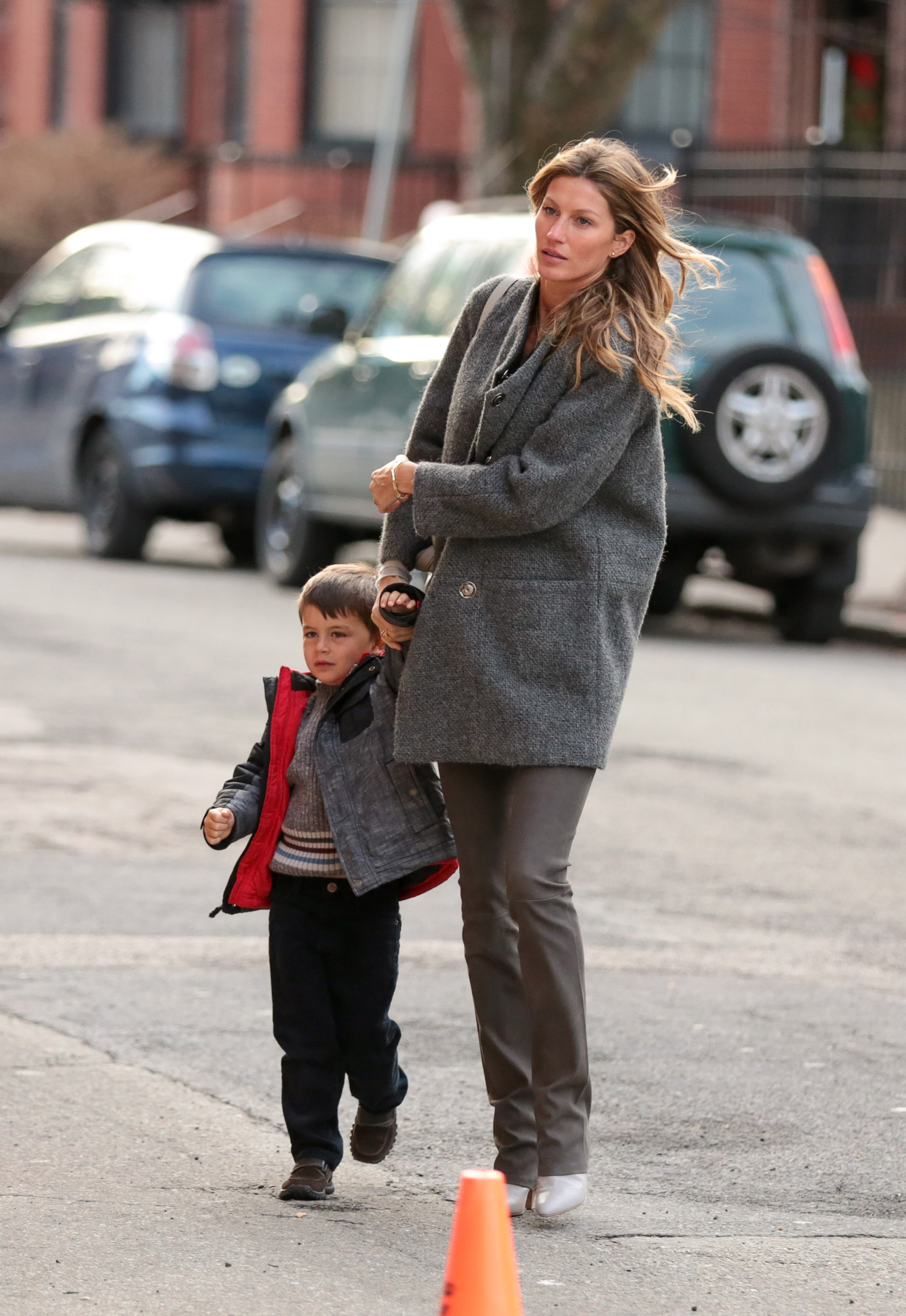 Gisele Bündchen and son Benjamin in Boston, Massachusetts on December 24, 2013 | Source: Getty Images