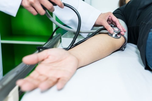 Doctor is checking blood pressure of patient.| Photo: Shutterstock Doctor is checking blood pressure of patient.| Photo: Shutterstock
