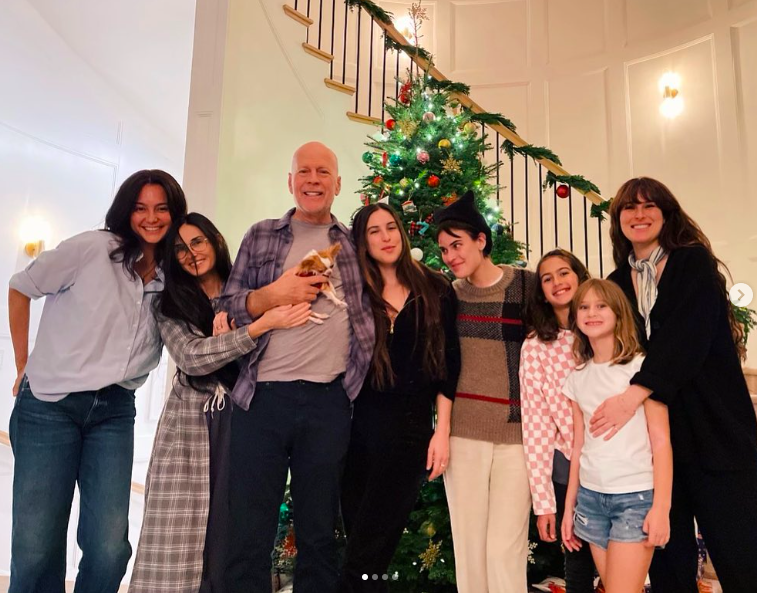 Emma Heming Willis, Demi Moore, Bruce Willis, Pilaf, Scout Willis, Tallulah Willis, Mabel Willis, Evelyn Willis and Rumer Willis posing for a picture posted on December 13, 2022 | Source: Instagram/demimoore