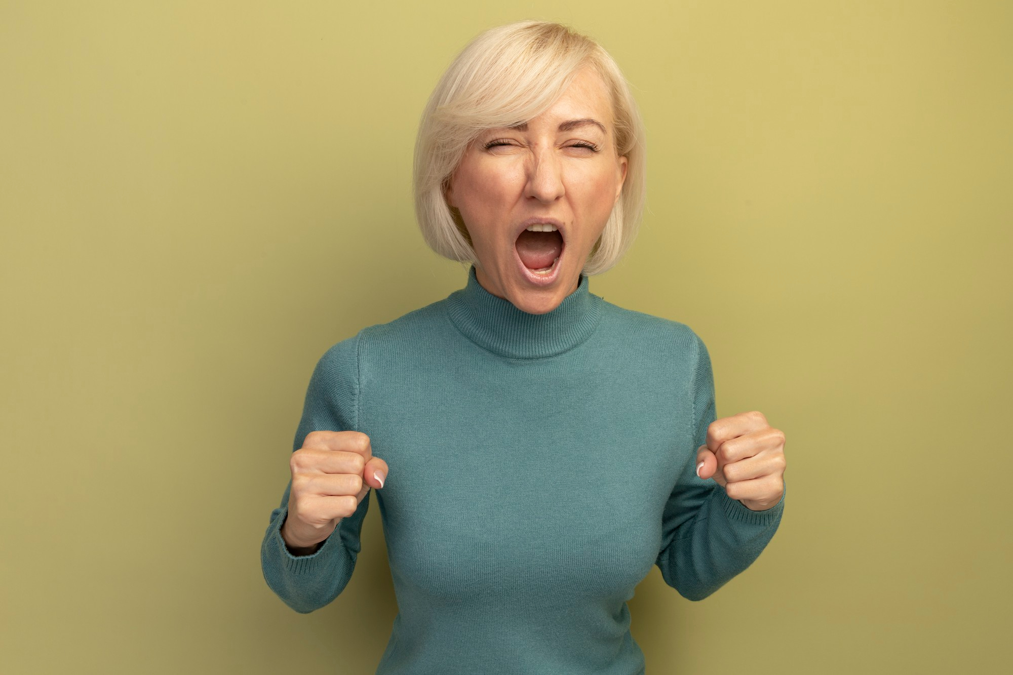 An upset woman shouting | Source: Freepik