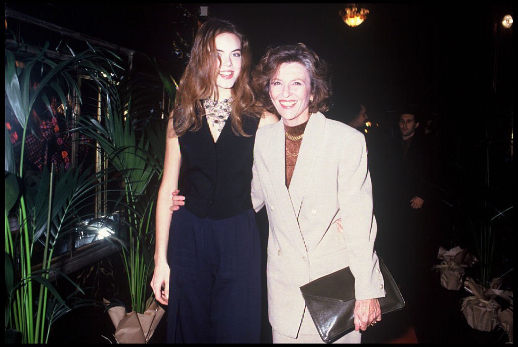 Nicole Courcel et sa fille Julie Andrieu - Cérémonie de remise des prix du cinéma français - 1993. | Photo : Getty Images.