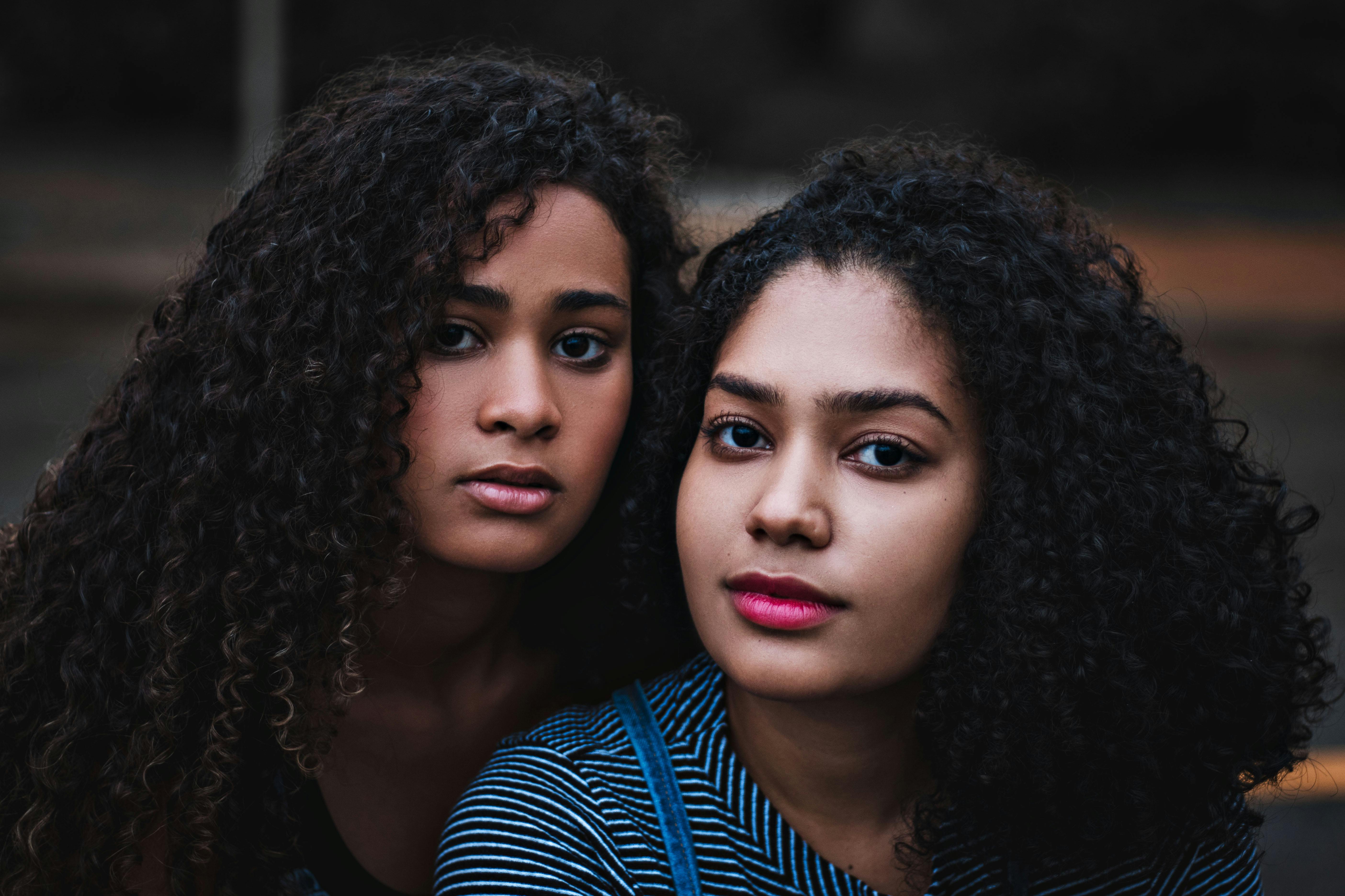 Two sisters posing together | Source: Pexels