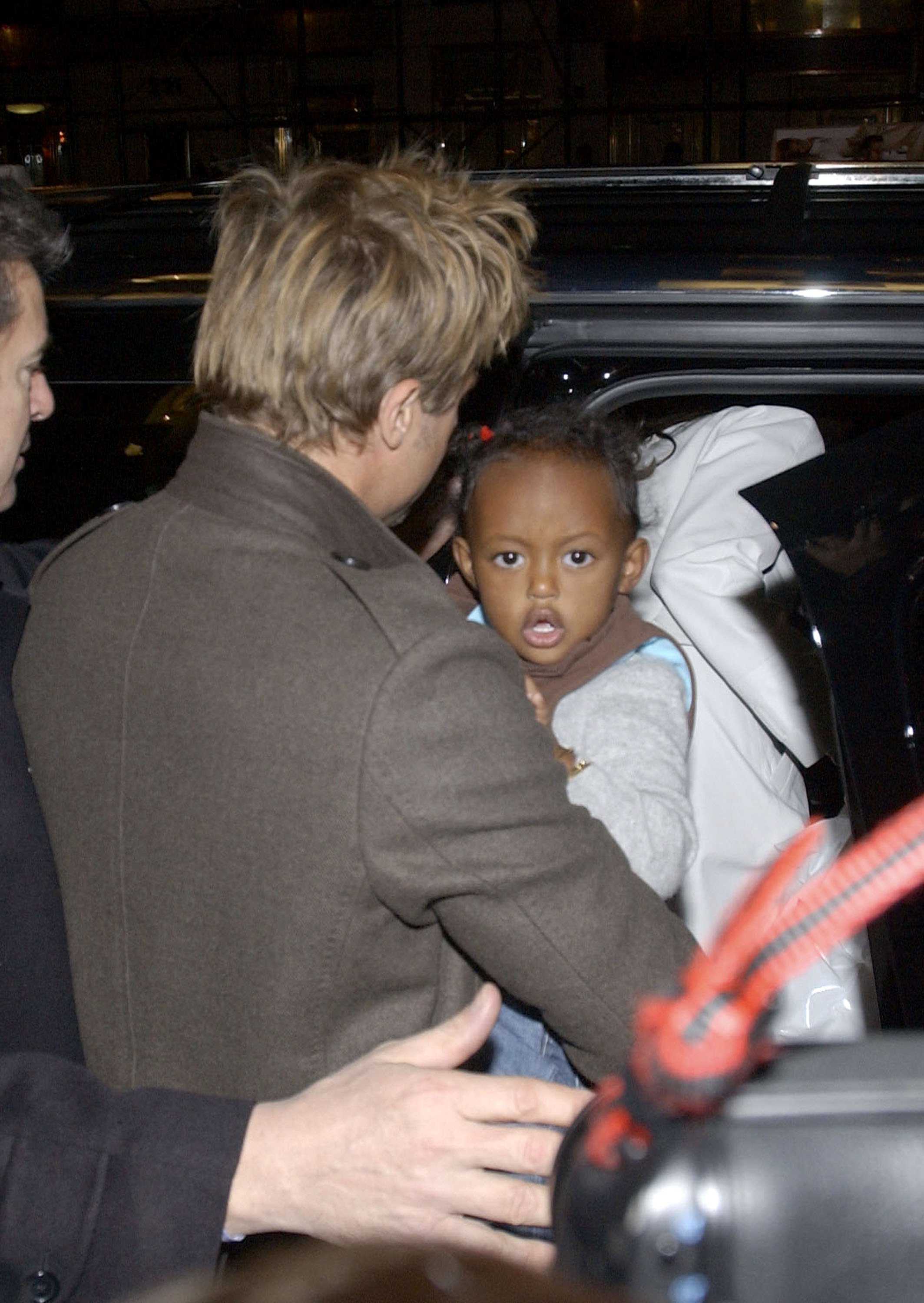 The girl is held by her dad while leaving a toy store on 57th Street in New York City on December 8, 2006 | Source: Getty Images