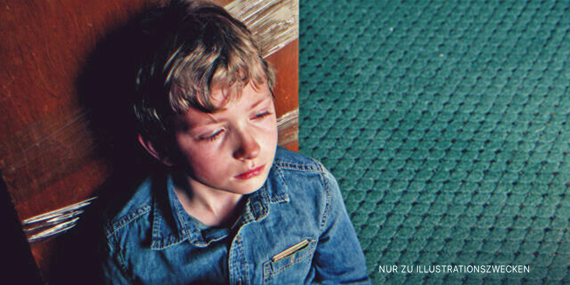 Trauriger Junge, der auf dem Boden sitzt | Quelle: Shutterstock
