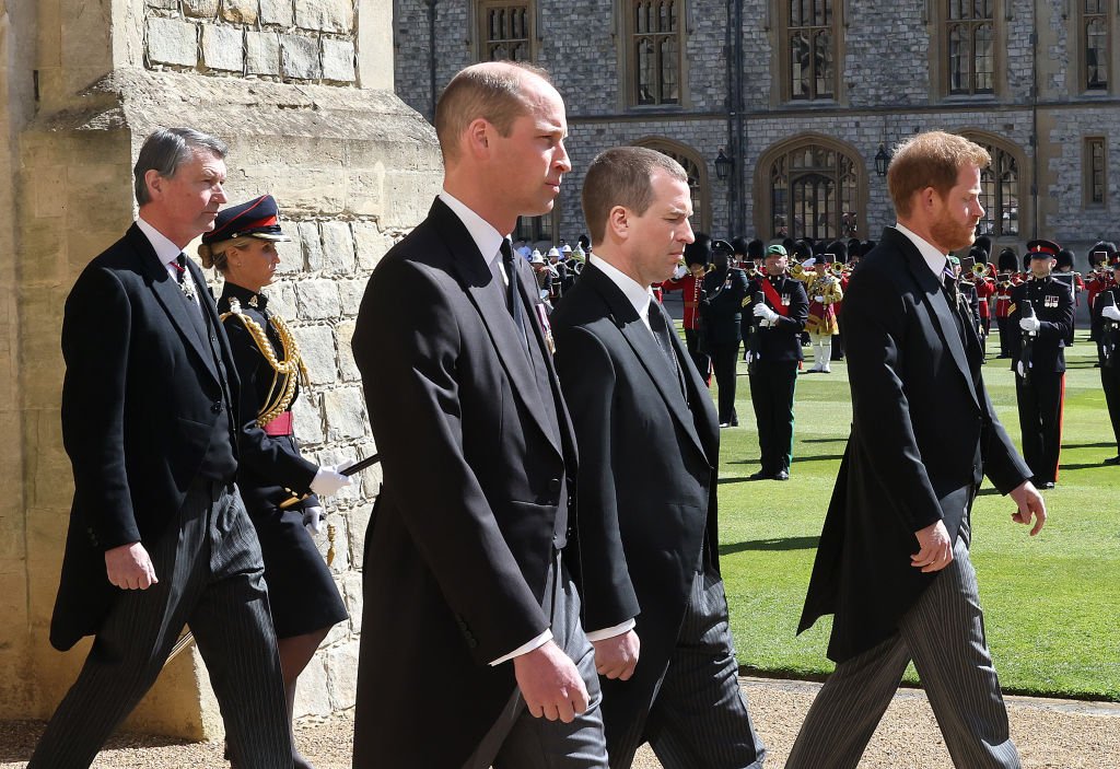 Les princes Harry et William durant les obsèques du prince Philip. | Photo : Getty Images