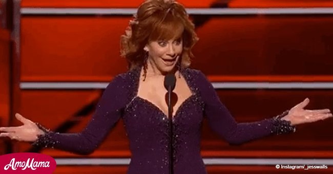 Internet laughs at Reba's unexpected joke as she opens ACM Awards