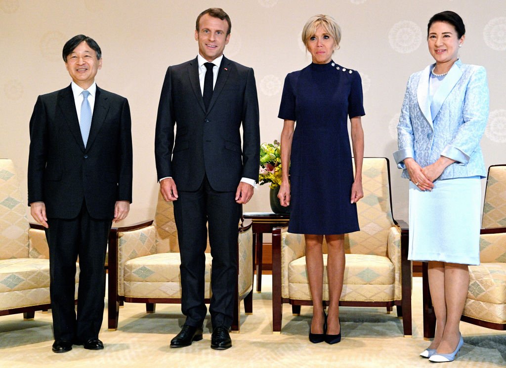 Brigitte et Emmanuel Macron aux côtés de l'empereur Naruhito et de l'impératrice Masako le 27 juin 2019 à Tokyo. | Photo : Getty Images Brigitte et Emmanuel Macron aux côtés de l'empereur Naruhito et de l'impératrice Masako le 27 juin 2019 à Tokyo. | Photo : Getty Images