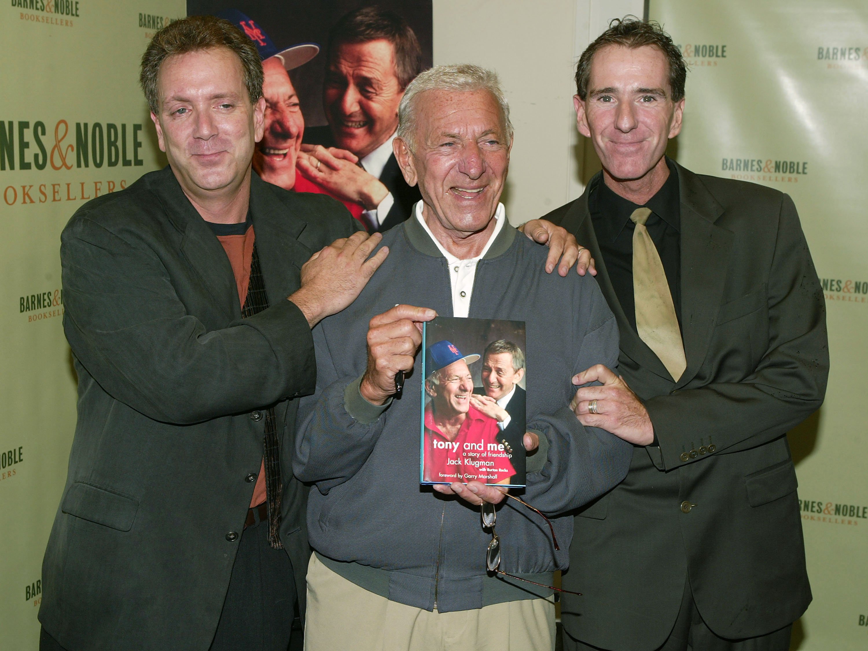 Jack Klugman and sons Adam Klugman (L) and David Klugman attend a book signing at Barnes and Noble on September 29, 2005 in New York City | Photo: Getty Images