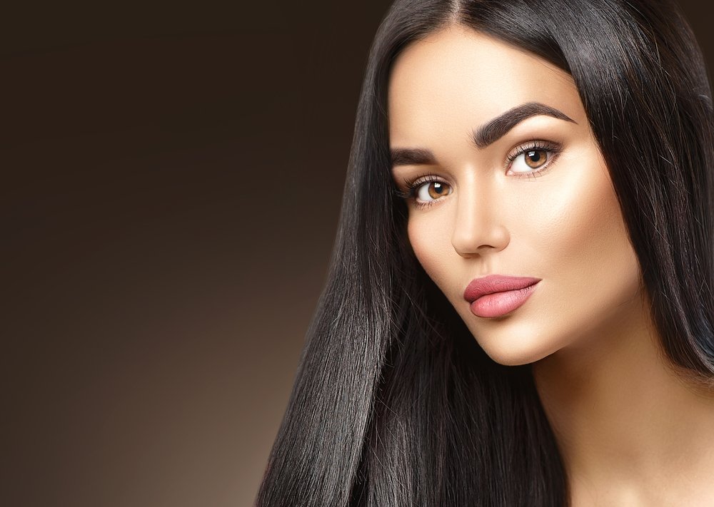 Mujer con las cejas y cabello negro. | Foto: Shutterstock.