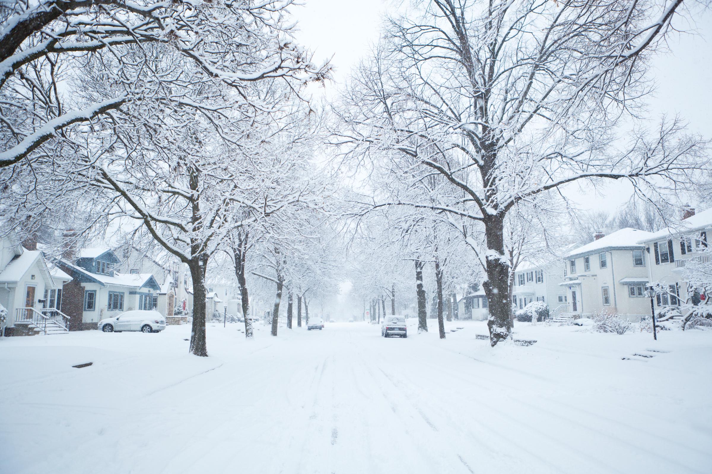 A winter snowstorm scene in a residential district of Midwest United States of America, dated December 12, 2012 | Source: Getty Images