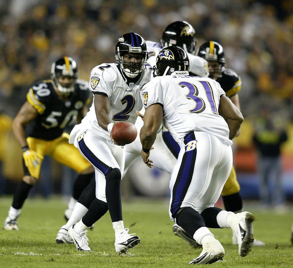 Baltimore Ravens Anthony Wright hands off to Jamal Lewis during action at Heinz Field in Pittsburgh, Pennsylvania on October 31, 2005. Photo: Getty Images/GlobalImagesUkraine