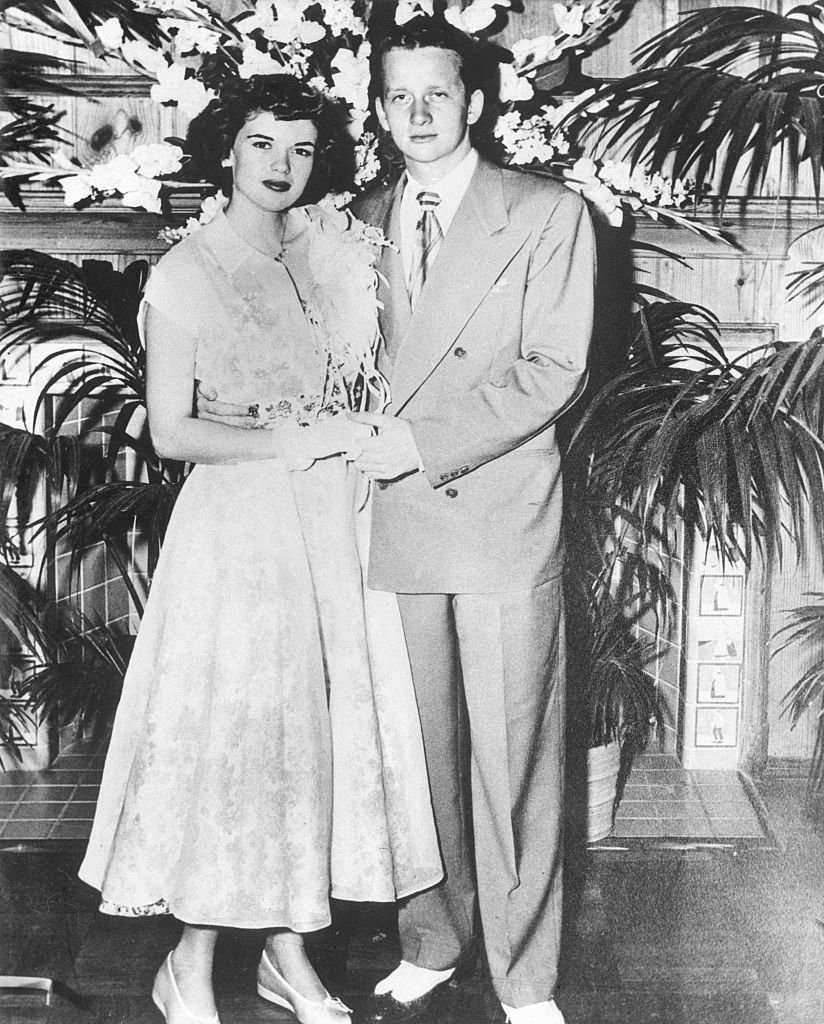 Jayne Palmer Peers is pictured as the 16-year-old bride of Paul James A in 1949 | Photo: Getty Images