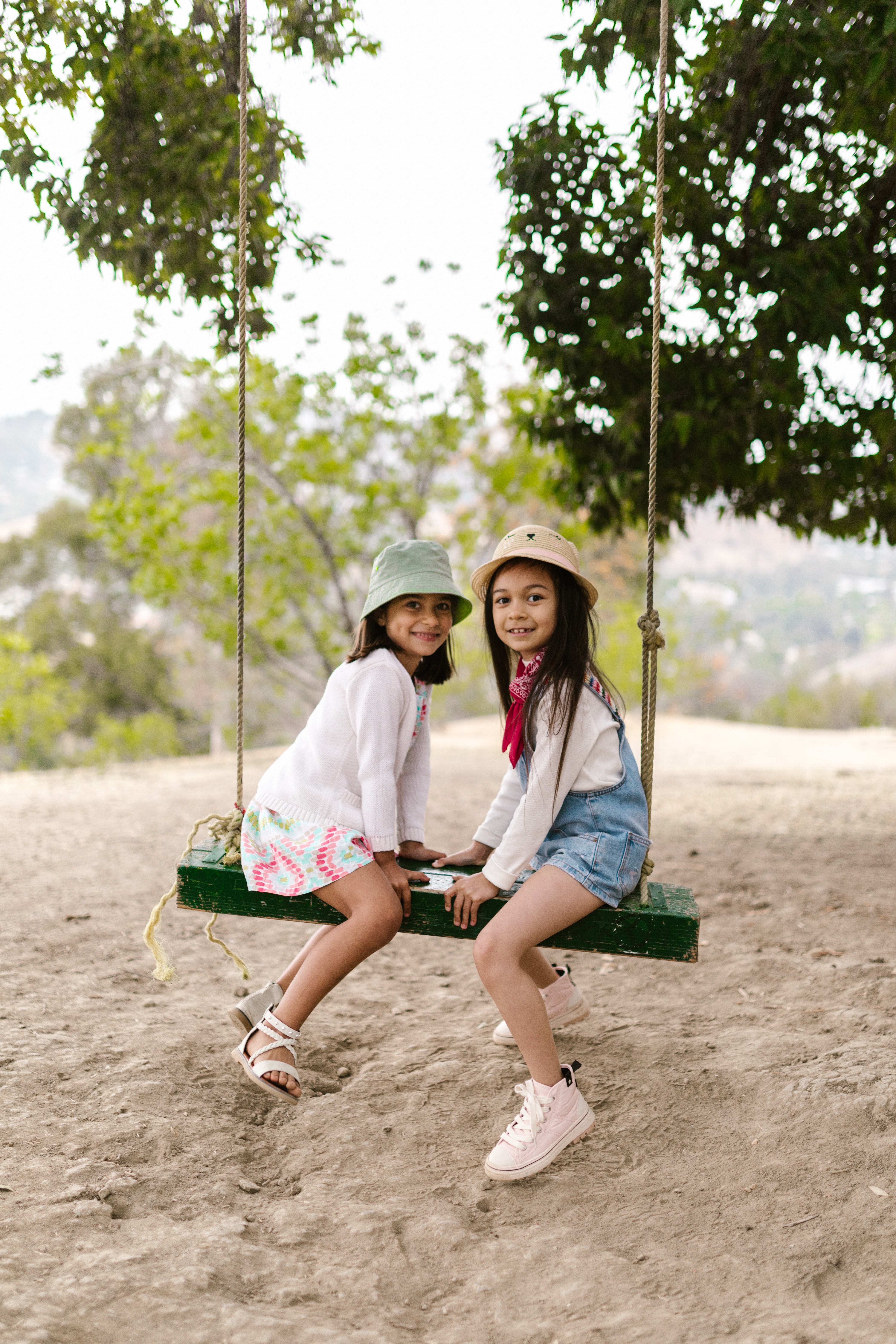 Two girls sharing a swing | Source: Pexels
